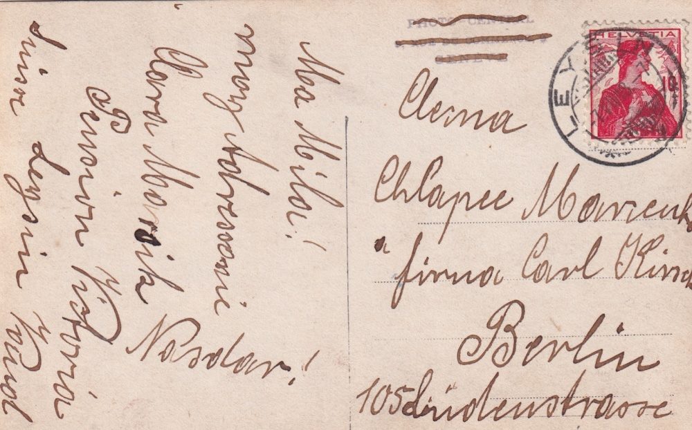 Žena stojící u stolku